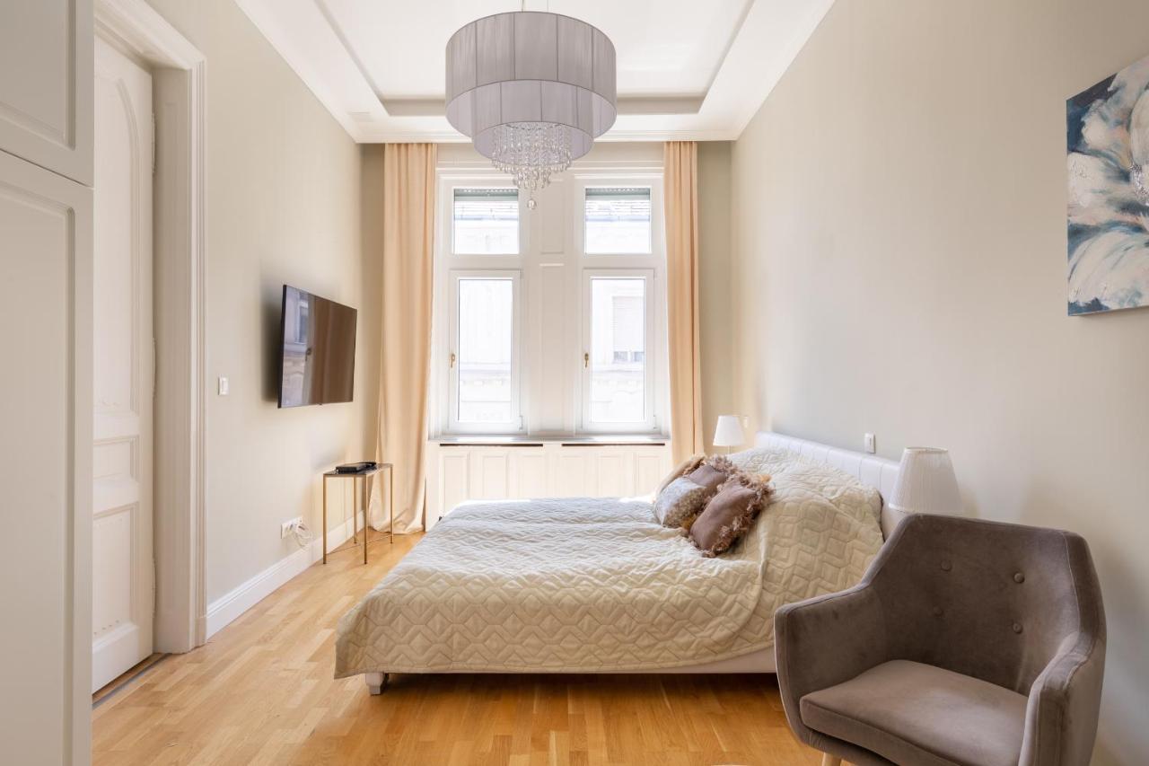 Designer Luxury Home In The Jewish Quarter บูดาเปสต์ ภายนอก รูปภาพ